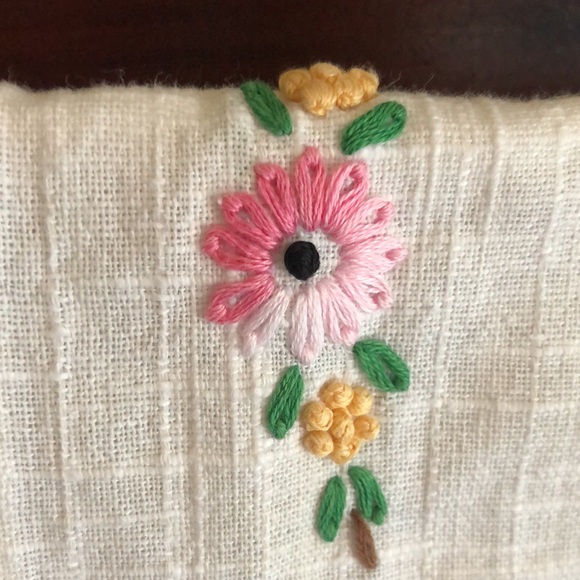 Scarf, Bureau/Hand embroidered baskets of flowers  Lace trim - Picture 5 of 12